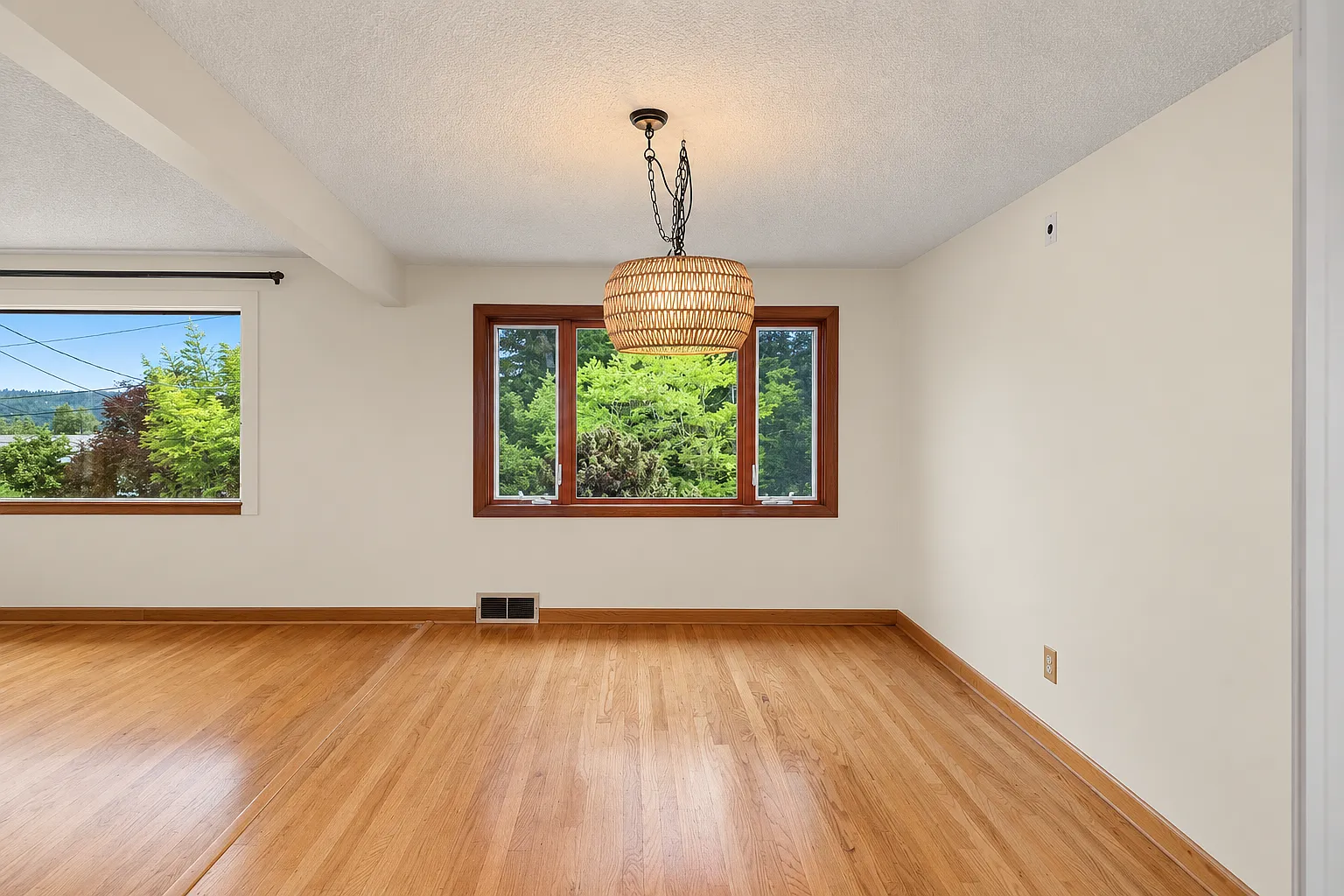 3 bed, 1.5 bath, 1890 sqft, $4,950 — Photo 3