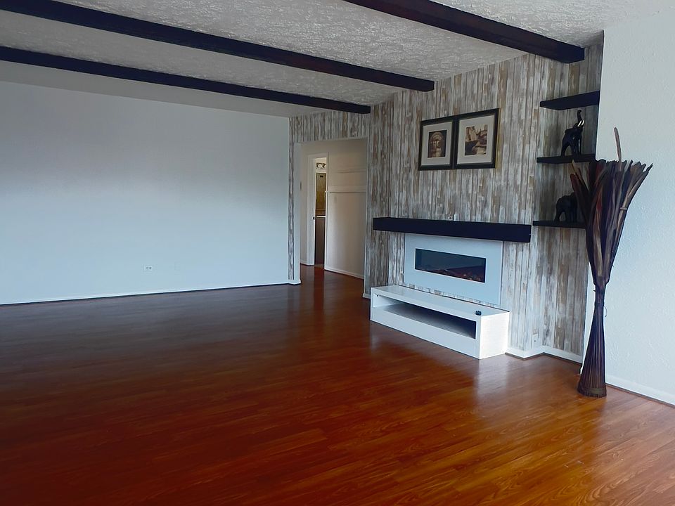 specious living room, build in fire place