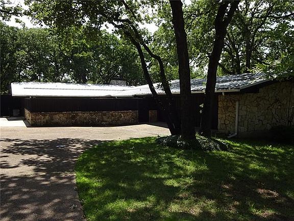 2nd image of 2104 Hollyhill Ln