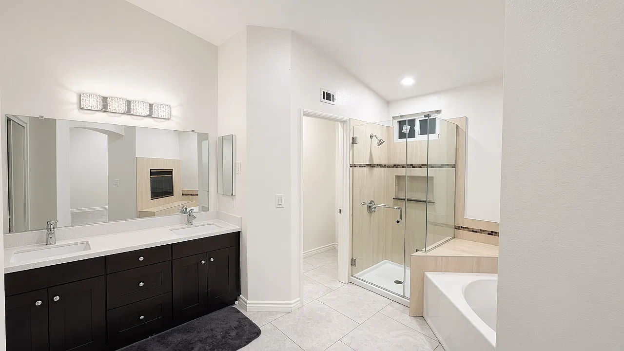 5 bed, 2340 sqft, $1,395 — Photo 2