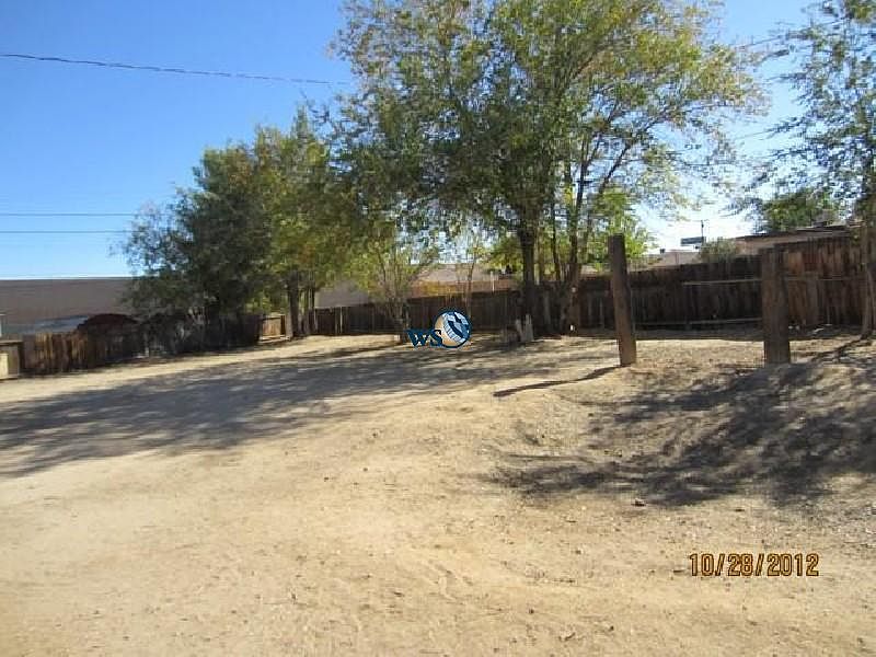 Hesperia home with covered patio, large yard - Photo 2