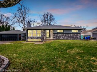 1385 Hira St, Waterford, MI 48328