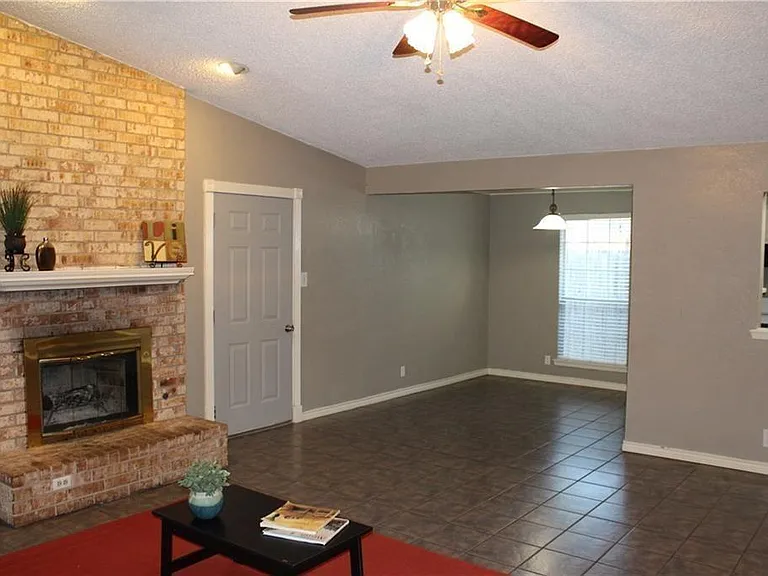 1702 Goodson Ln — Photo 3
