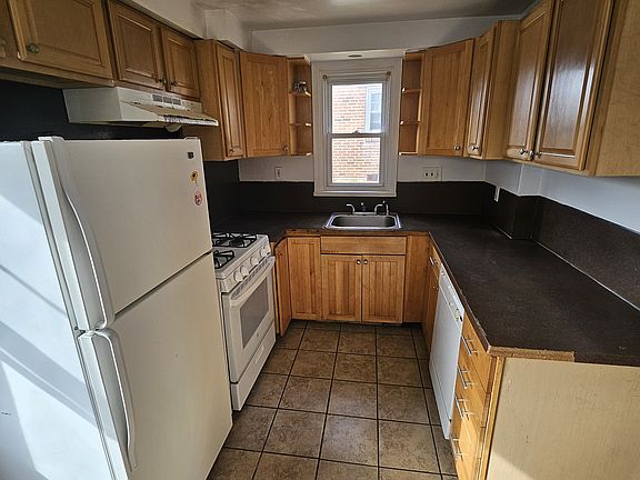 4th image of 1833 Oakmont St