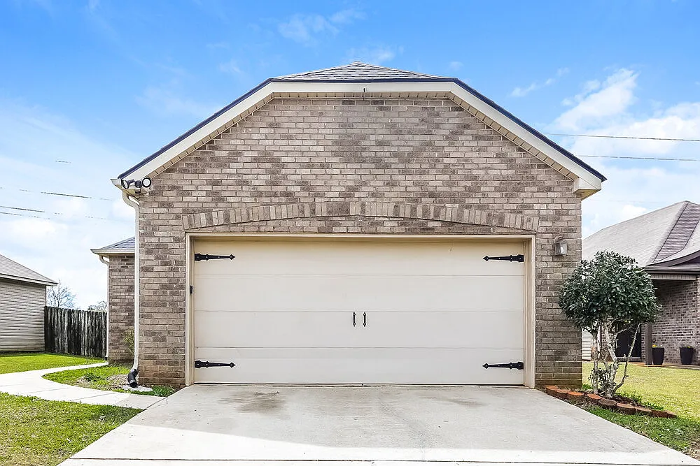 3 bed, 2.0 bath, 1469 sqft, $2,630 — Photo 1