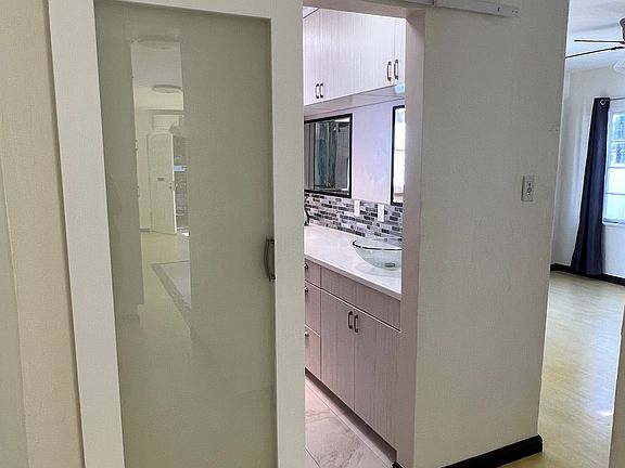 4th image of 531 W Clark St #303