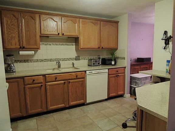 5th image of 351 New London Ave Unit 402