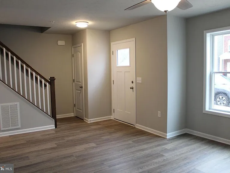 642 N College St — Photo 3