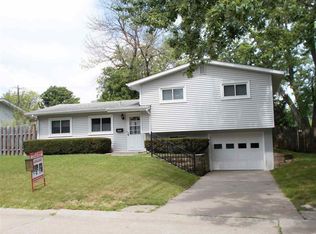 1228 Meadow Lane Dr, Bettendorf, IA 52722