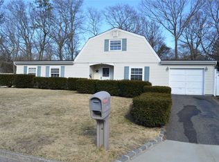 5 Ramsy Ln, Farmingville, NY 11738