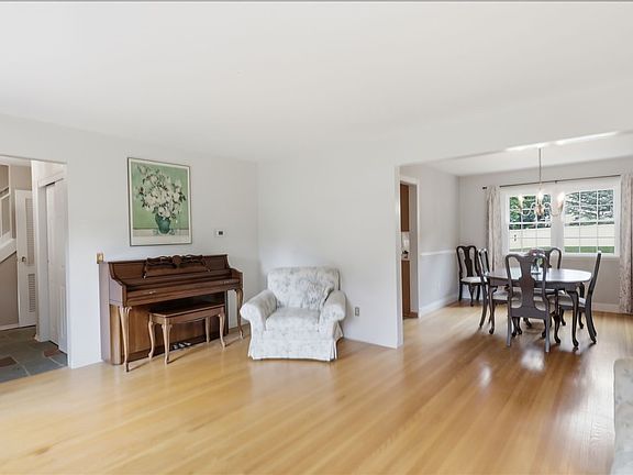 5th image of 104 Willowbend Dr