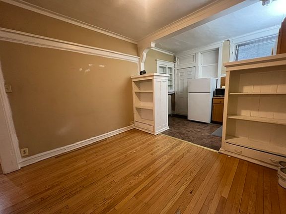 4th image of 827 W Cornelia Ave APT 1S