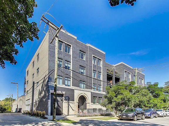 2nd image of 5748 N Hermitage Ave #407
