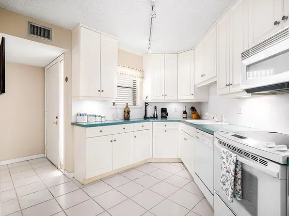 5751 Camino Del Sol APT 403, Boca Raton, FL 33433