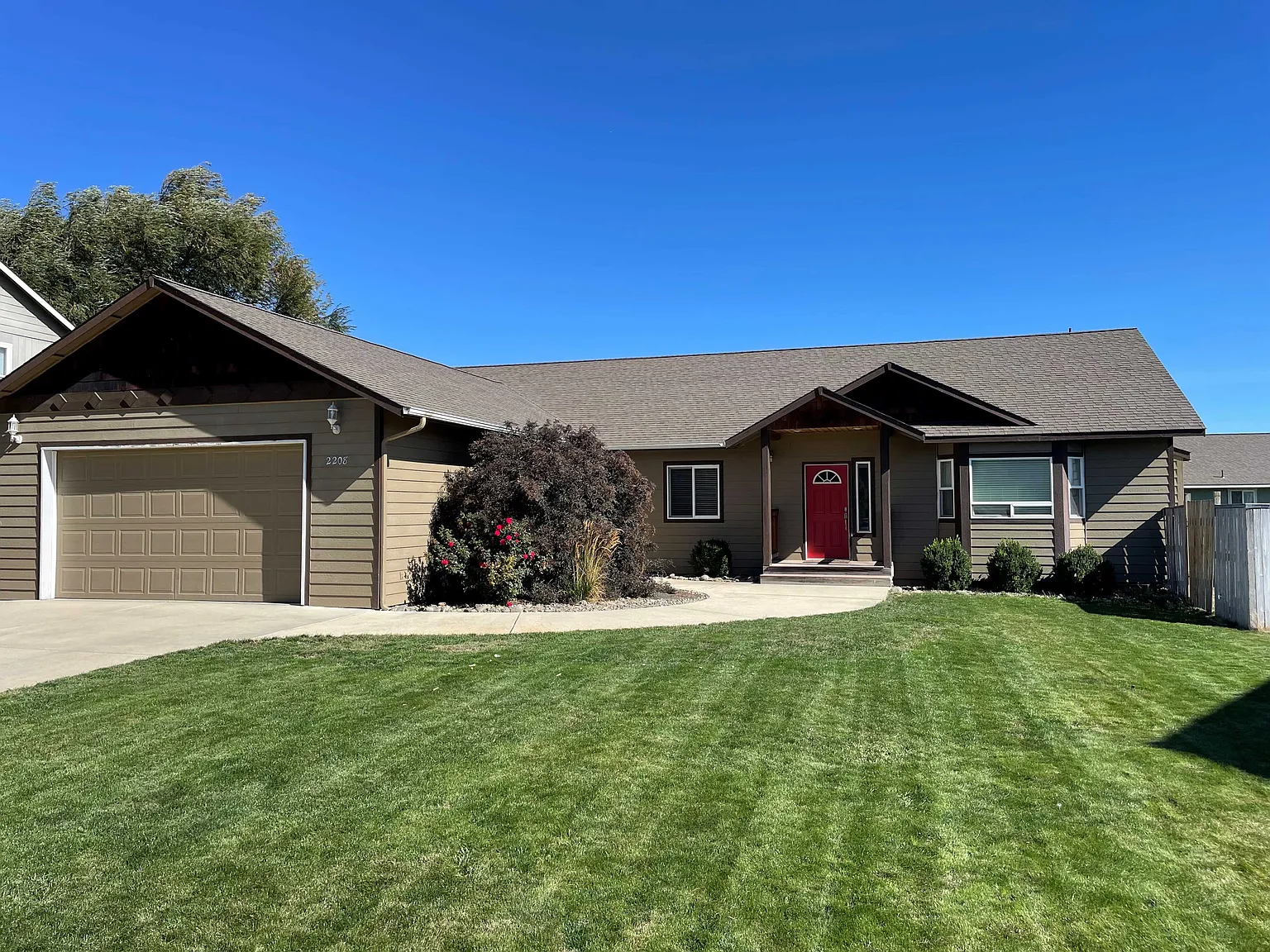 5 bed, 2200 sqft, $2,900 — Photo 3