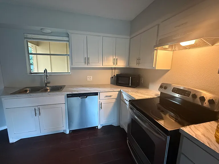 211 Bob White Ct — Photo 2