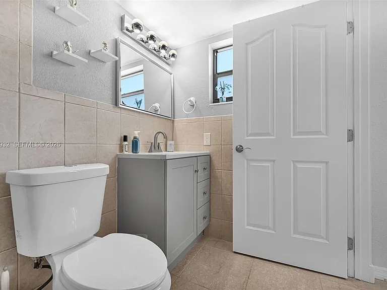 1334 Collins Ave #403 — Photo 21
