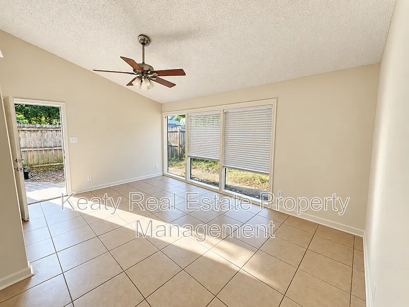 2 bed, 2.0 bath, 1200 sqft, $925 — Photo 3