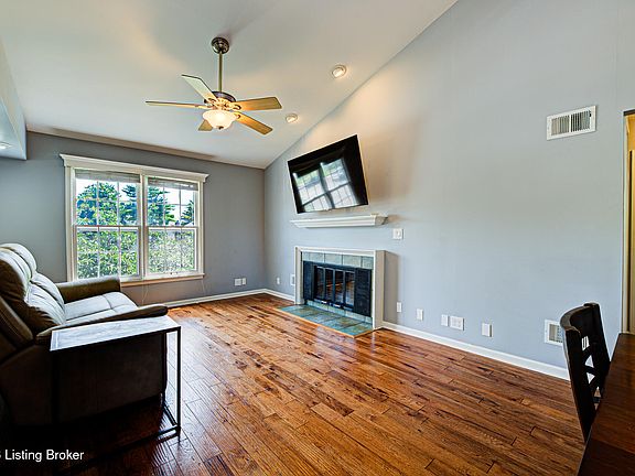 4th image of 636 Cobblestone Sq #636