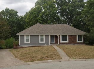 1409 NE Sunview Dr, Blue Springs, MO 64014