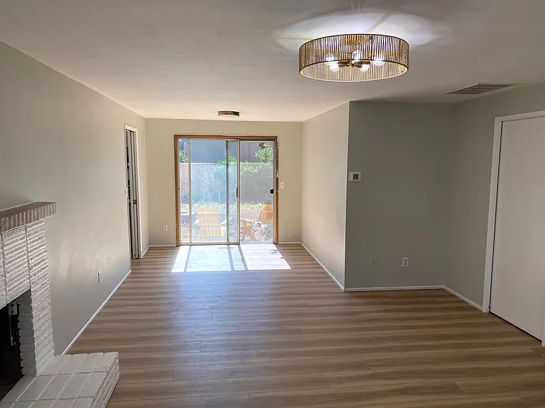 268 SE 15th St — Photo 3