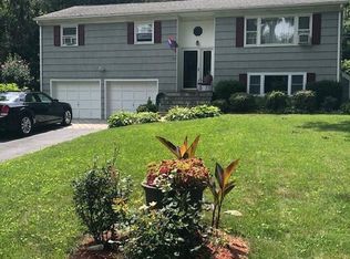 17 Blackwood Rd, Brookfield, CT 06804