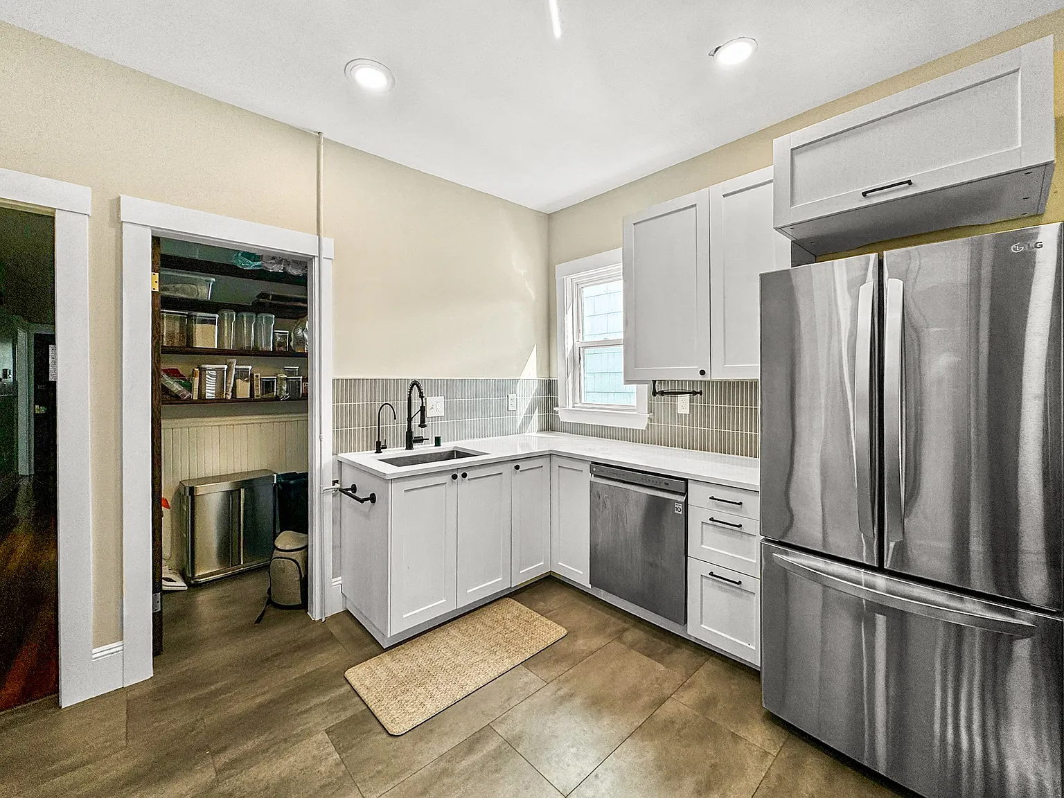3 bed, 1200 sqft, $2,800 — Photo 2