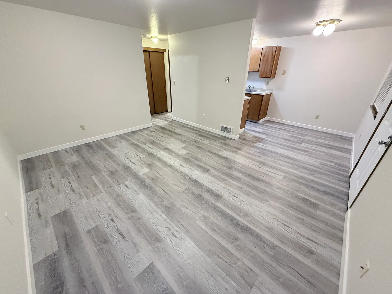 Manor Apartments — Photo 4