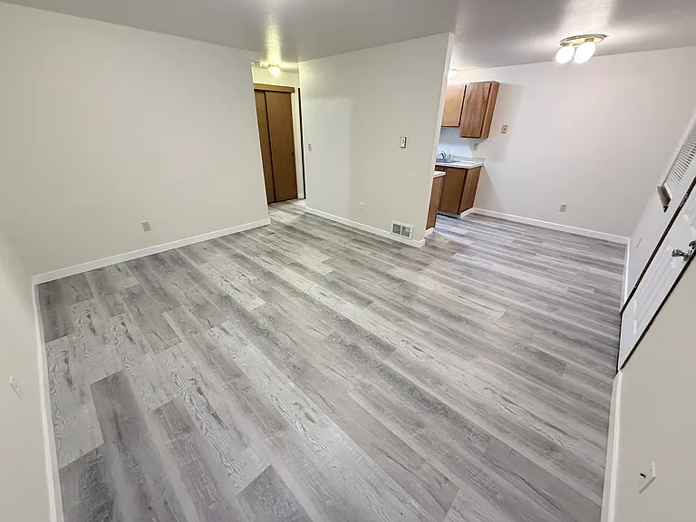 Manor Apartments — Photo 4