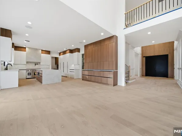 278 Columbia Ter, Paramus, NJ 07652