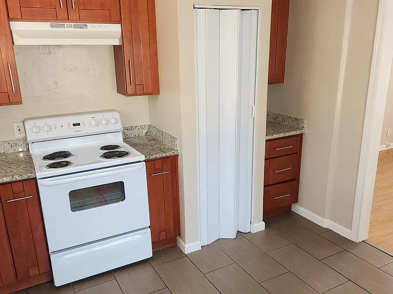 Spring Hill Court Apartments — Photo 5