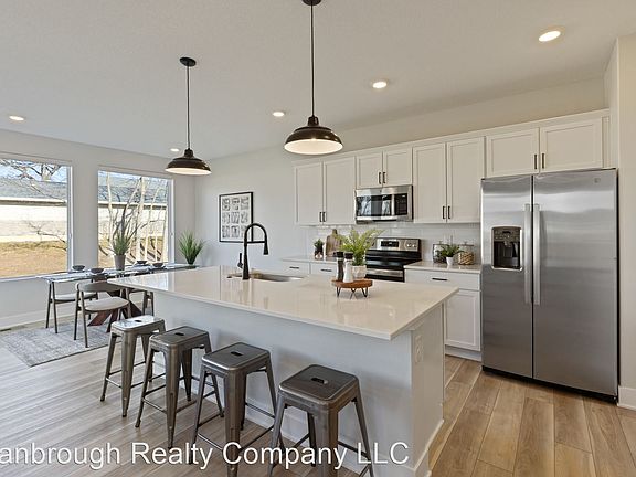 3rd image of 905 Lincoln Way