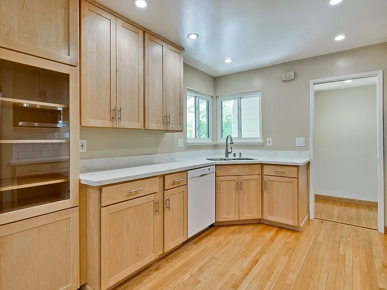 1084 Bluebird Ave — Photo 8