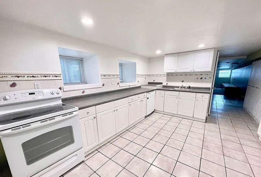 4 bed, $2,200 — Photo 2