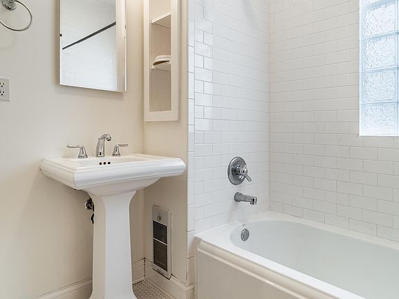 5th image of 976 Goodrich Ave APT 1