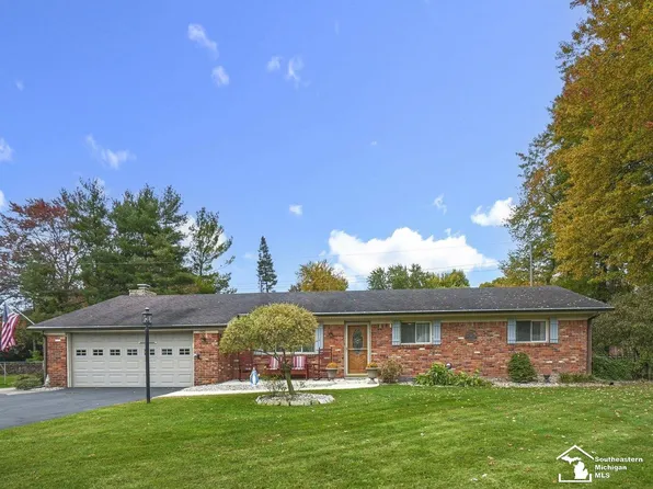 1401 Indian Creek Dr, Temperance, MI 48182