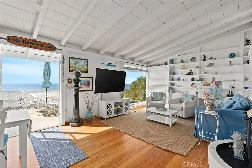2 bed, 1.5 bath, 1100 sqft, $8,500 — Photo 1