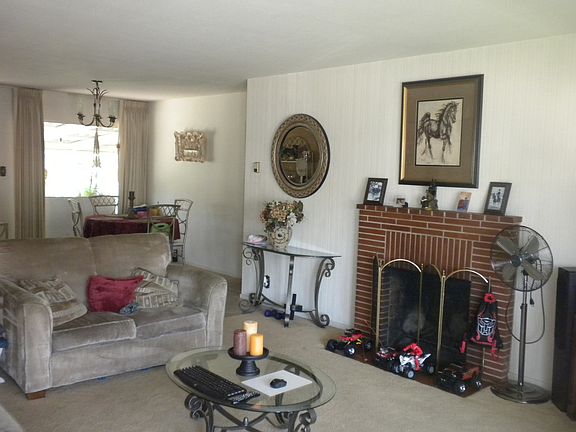 LIVING ROOM W/FIREPLACE