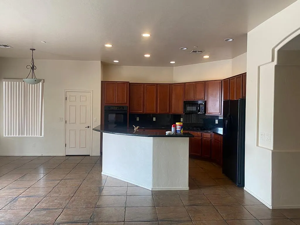5 bed, 3002 sqft, $3,100 — Photo 3