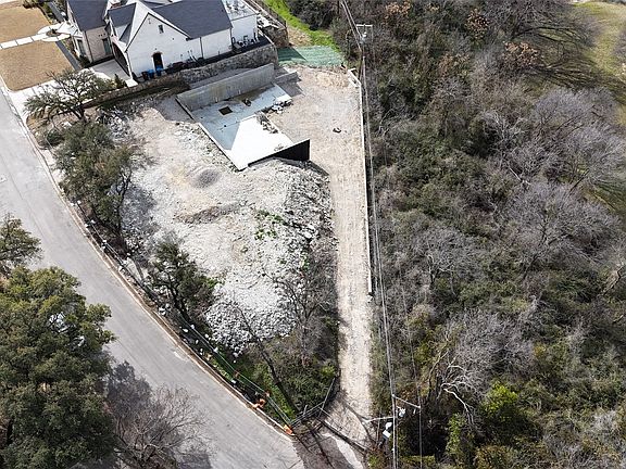 4th image of 400 Hazelwood Dr W
