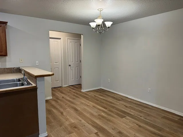 320 S Holly St — Photo 4