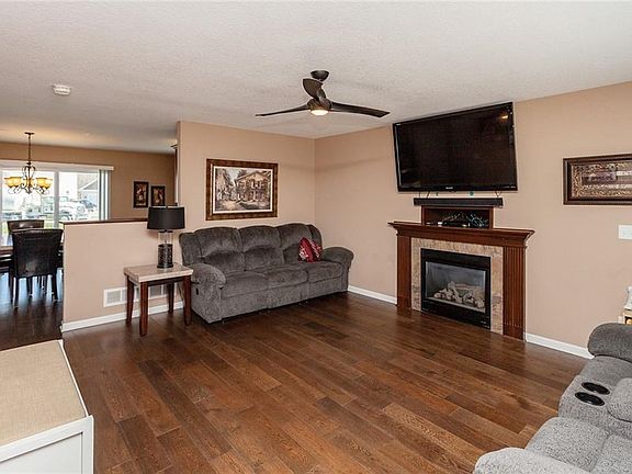 3rd image of 3305 Hawthorn Dr SW