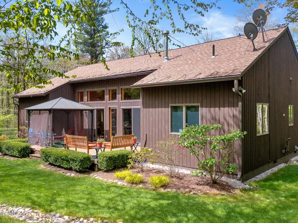 328 Woodmere Rd, Becket, MA 01223