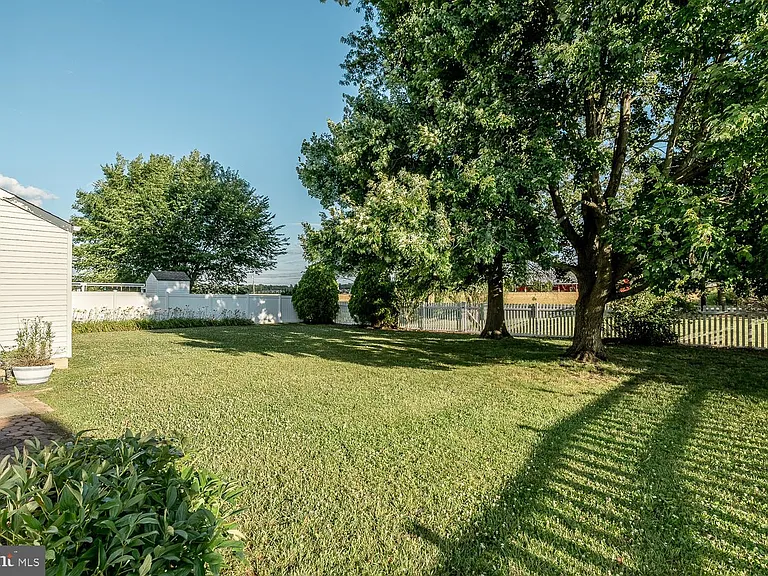 10 Honey Locust Ln — Photo 31
