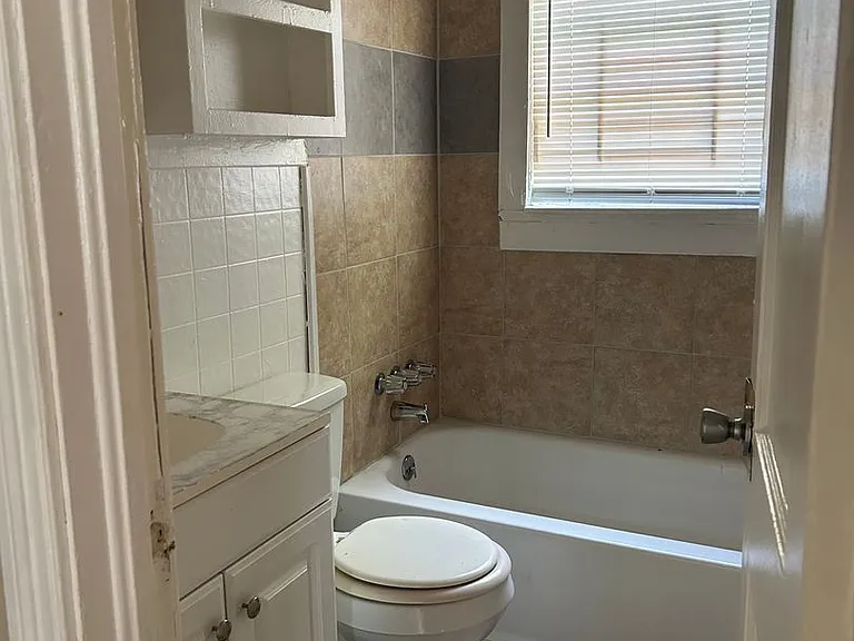 824 Combs St — Photo 10