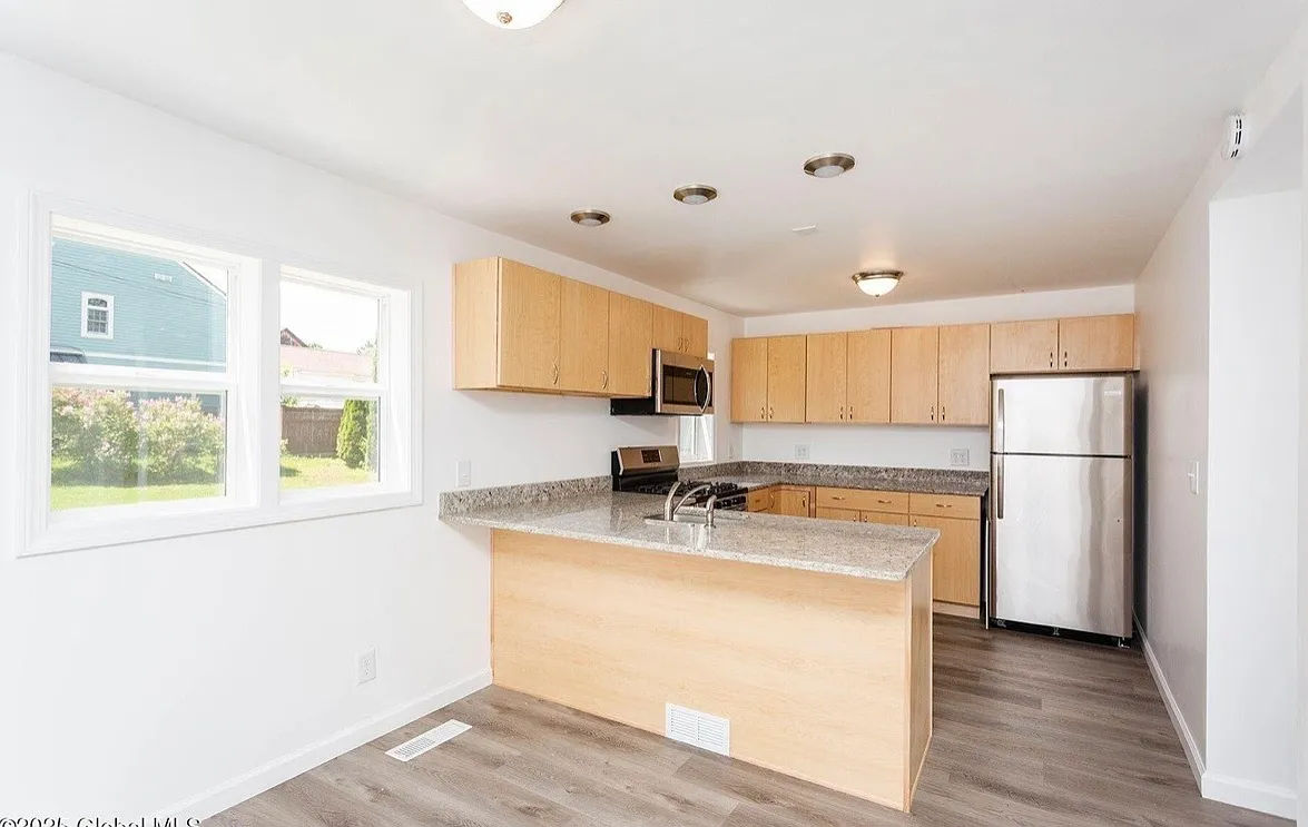 4 bed, 1.5 bath, 1250 sqft, $2,495 — Photo 3