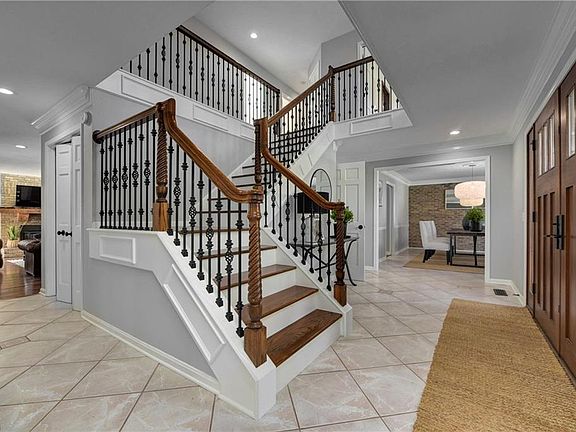 2nd image of 1587 Roseland Way