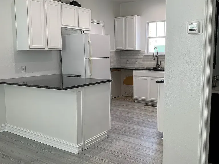 725 S Wyandotte Ave — Photo 2