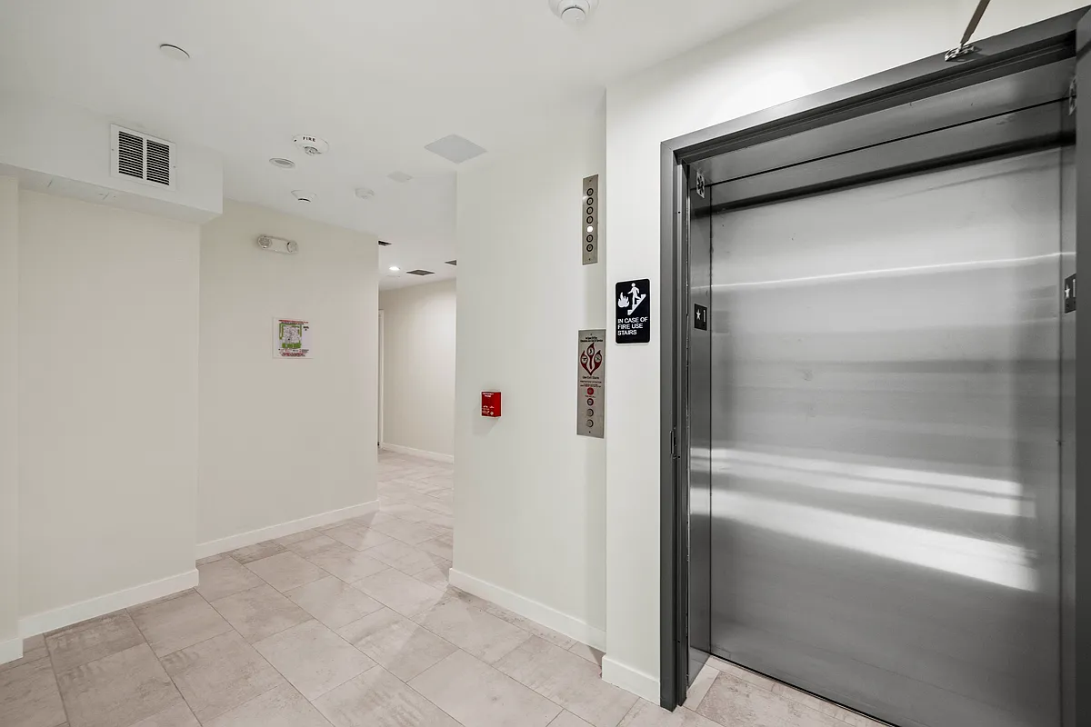 Building Photo - 423 Oak St #403