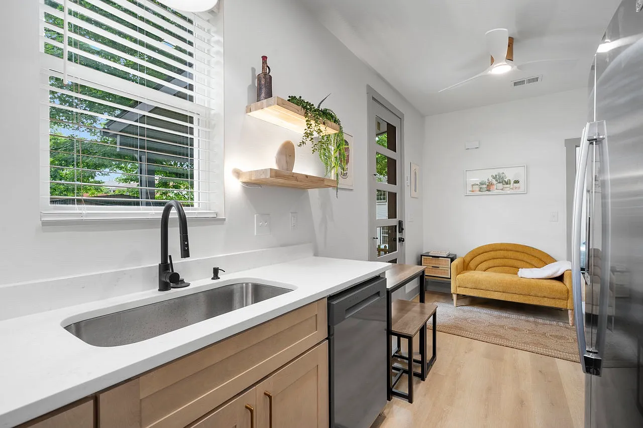1 bed, 450 sqft, $2,600 — Photo 3